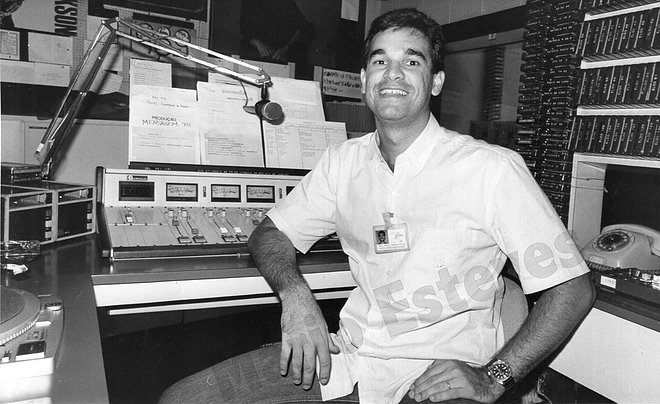 Estúdio da 98 FM Rio com microfone profissional