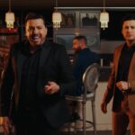 Homens em trajes formais em bar.