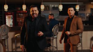 Homens em trajes formais em bar.