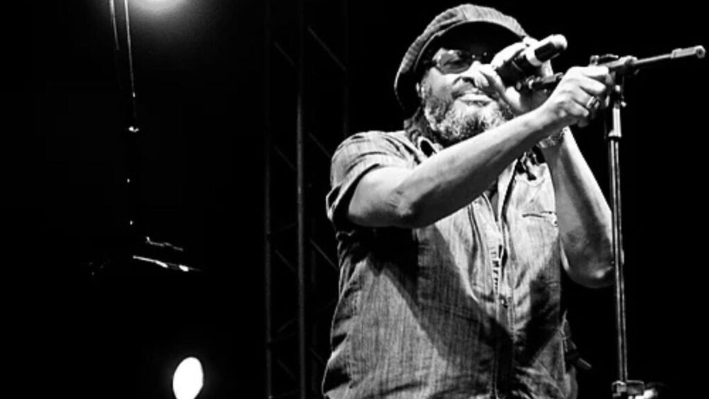 O que era para ser uma noite de festa no Troféu Armandinho & Irmãos Macêdo, em abril de 2026, virou um dos assuntos mais comentados do Brasil. O encontro entre dois gigantes da música baiana, Edson Gomes e Daniela Mercury, terminou em um confronto direto que misturou ativismo, vida pessoal e um julgamento público imediato. O Estopim da Confusão Ao subir no palco, Daniela Mercury não se limitou aos agradecimentos. Em um tom de "conselho" que soou como uma sentença, a cantora cobrou que Edson Gomes fosse "carinhoso com sua esposa". A fala, interpretada como uma acusação de violência doméstica, transformou a celebração em um tribunal ao vivo. Os Pontos Centrais do Artigo: O Profeta em Xeque: Edson Gomes sempre foi visto como a voz dos excluídos e da retidão. A acusação de Daniela criou um abismo entre o que ele canta (justiça e liberdade) e como ele vive, gerando uma crise de imagem sem precedentes para o rei do reggae. Justiça ou Espetáculo? O texto questiona se o palco de uma premiação é o local adequado para lançar suspeitas graves. Enquanto Daniela defende a urgência do combate à violência contra a mulher, Gomes exige provas, apontando o perigo dos julgamentos feitos sob as luzes da ribalta. O Meio-Termo de Daniela: Após a repercussão, a cantora pediu desculpas pela forma, mas não pelo conteúdo. Esse posicionamento manteve o debate vivo, dividindo o público entre quem apoia o ativismo corajoso e quem teme o "cancelamento" sem o devido processo legal. A Internet não Esquece: A polêmica fez ressurgir boatos e relatos antigos sobre o cantor. O artigo mostra que, na era digital, o passado é um arquivo sempre pronto para ser usado como combustível em novas polêmicas, onde a percepção de culpa muitas vezes corre mais rápido que a verdade dos fatos. Conclusão O episódio deixou uma lição clara: para figuras públicas, não existem mais bastidores. O choque entre a vida privada e a persona artística mudou para sempre a forma como o público enxerga Edson Gomes, deixando a dúvida se a mensagem de suas letras ainda terá a mesma força após o silêncio dos microfones.