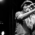 O que era para ser uma noite de festa no Troféu Armandinho & Irmãos Macêdo, em abril de 2026, virou um dos assuntos mais comentados do Brasil. O encontro entre dois gigantes da música baiana, Edson Gomes e Daniela Mercury, terminou em um confronto direto que misturou ativismo, vida pessoal e um julgamento público imediato. O Estopim da Confusão Ao subir no palco, Daniela Mercury não se limitou aos agradecimentos. Em um tom de "conselho" que soou como uma sentença, a cantora cobrou que Edson Gomes fosse "carinhoso com sua esposa". A fala, interpretada como uma acusação de violência doméstica, transformou a celebração em um tribunal ao vivo. Os Pontos Centrais do Artigo: O Profeta em Xeque: Edson Gomes sempre foi visto como a voz dos excluídos e da retidão. A acusação de Daniela criou um abismo entre o que ele canta (justiça e liberdade) e como ele vive, gerando uma crise de imagem sem precedentes para o rei do reggae. Justiça ou Espetáculo? O texto questiona se o palco de uma premiação é o local adequado para lançar suspeitas graves. Enquanto Daniela defende a urgência do combate à violência contra a mulher, Gomes exige provas, apontando o perigo dos julgamentos feitos sob as luzes da ribalta. O Meio-Termo de Daniela: Após a repercussão, a cantora pediu desculpas pela forma, mas não pelo conteúdo. Esse posicionamento manteve o debate vivo, dividindo o público entre quem apoia o ativismo corajoso e quem teme o "cancelamento" sem o devido processo legal. A Internet não Esquece: A polêmica fez ressurgir boatos e relatos antigos sobre o cantor. O artigo mostra que, na era digital, o passado é um arquivo sempre pronto para ser usado como combustível em novas polêmicas, onde a percepção de culpa muitas vezes corre mais rápido que a verdade dos fatos. Conclusão O episódio deixou uma lição clara: para figuras públicas, não existem mais bastidores. O choque entre a vida privada e a persona artística mudou para sempre a forma como o público enxerga Edson Gomes, deixando a dúvida se a mensagem de suas letras ainda terá a mesma força após o silêncio dos microfones.