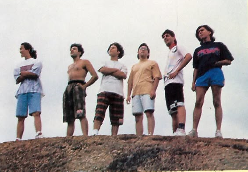 Descubra os bastidores financeiros e a engenharia de sucesso que transformou os Mamonas em um fenômeno imbatível, mesmo 30 anos depois.