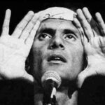 Décadas após sua morte, Cazuza permanece como um dos artistas mais virais e necessários da música brasileira. Entenda como hinos como "Brasil", "Ideologia" e "O Tempo Não Para" atravessaram gerações e por que suas frases sobre política e sociedade continuam descrevendo exatamente a realidade atual do país.