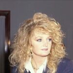 Bonnie Tyler morreu aos 75 anos deixando um legado eterno na música mundial. Relembre a história da cantora galesa, sua voz rouca marcante, o sucesso de “Total Eclipse of the Heart” e as músicas que atravessaram gerações.