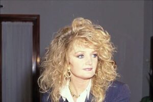 Bonnie Tyler morreu aos 75 anos deixando um legado eterno na música mundial. Relembre a história da cantora galesa, sua voz rouca marcante, o sucesso de “Total Eclipse of the Heart” e as músicas que atravessaram gerações.